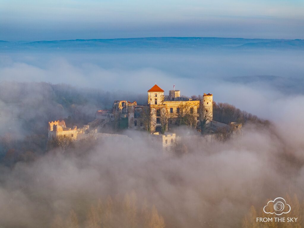 Zamek Tenczyn w Rudnie we mgle - widok z drona